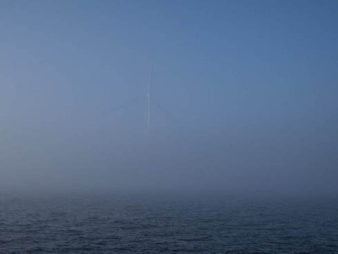 Windmolen in de mist bij de Afsluitdijk. Foto: Reyer Boxem Nb