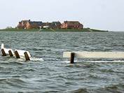 Afb.1 Een Warft (terp) op het Duitse Waddeneiland Hooge tijdens de stormvloed van 2007. Bron: DPA.