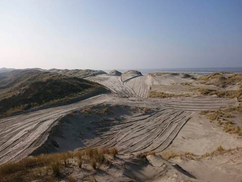 Sporen van de shovel in de duinen van Terschelling. foto: Tjesse Riemersma