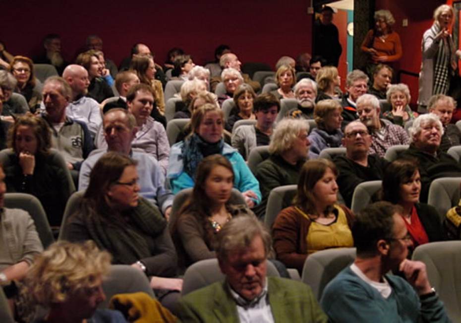Publiek in de zaal tijdens de WadBlikavond over Hindeloopen