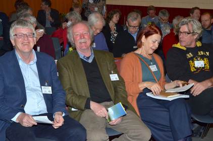 Op de eerste rij de sprekers: Jouke van Dijk (Waddenacademie), Remt Meijer (boer te Kloosterburen) en Jeannette Hoek (Ocean Desert Food)