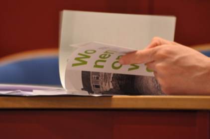 Bladeren in het boek van de lezing van Waterbolk