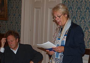 Commissievoorzitter De Boer bood op 25 september in het Huis voor de Wadden, het evaluatierapport aan aan Theo Mulder, directeur Instituten van de KNAW.