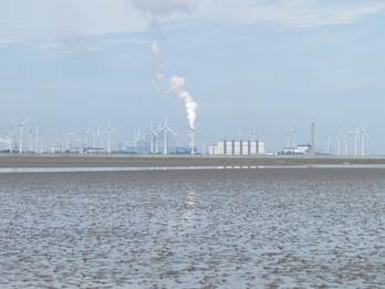 Zicht op de Eemshaven vanaf een zandplaat in de Eems-Dollard