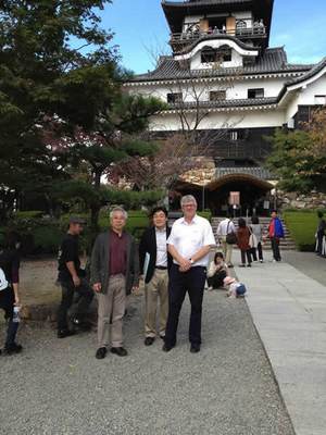 [Translate to english:] Jouke van Dijk met Prof. Hayashi (links op de foto) voor het oudste kasteel in Japan in Inuyama.