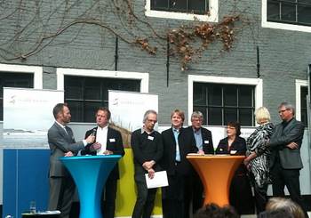 Interactieve sessie op de Waddenfondsdag. Van links naar rechts: gespreksleider Oeds Bijlsma (provincie Fryslan), bestuursleden van de Waddenacademie: Hessel Speelman, Peter Herman, Jos Bazelmans, Jouke van Dijk, de drie gedeputeerden van de noordelijke provincies Tineke Schokker (Fryslân). Joke Geldhof (Noord-Holland) en Wiebe van der Ploeg (Groningen).