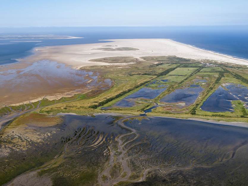 Geulen, platen, kwelder, strand-luchtfoto Vlieland. Foto: Jan Huneman