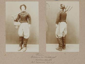 Een pop met de kleding en uitrusting van een dolster uit Wierum of Moddergat, voorzijde en achterzijde. De foto’s zijn genomen tijdens een grote tentoonstelling van klederdrachten in 1898. Fotograaf: H. Bickhoff. Collectie Nederlands Openluchtmuseum.