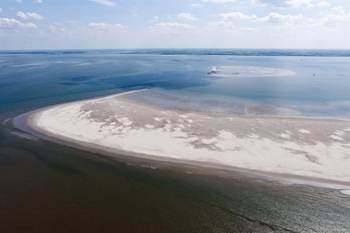 Luchtfoto van het gebied tussen de oostpunt van Schiermonnikoog en Simonszand. Foto: Beeldbank RWS, Joop van Houdt.