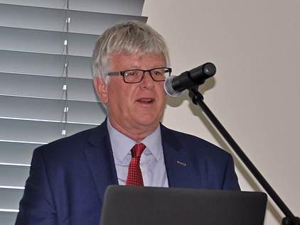 Jouke van Dijk, directeur van de Waddenacademie, lichtte de ontstaansgeschiedenis van de Waddenacademie toe en introduceerde het thema van de middag. Foto: Cora de Leeuw