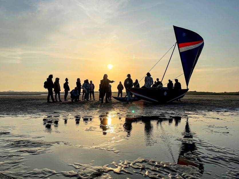 Het werk Deep Meaning of Voyaging van Esther Kokmeijer, drooggevallen op het wad. Foto: Oerol