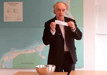 Pavel Kabat, voorzitter van de Waddenacademie, trekt de naam van de winnaar.