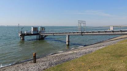 Meetsteiger van het NIOZ gezien vanaf Texel, met de Waddenzee op de achtergrond