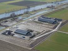 Luchtfoto van Amerdonge - boerderijen op een nieuwe terp Overdiepse Polder. Foto: https://beeldbank.rws.nl, Rijkswaterstaat , Ruimte voor de Rivier 