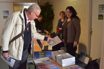 Deelnemers konden bij de inschrijving ook informatie over de Waddenacademie en Tijdschrift Noorderbreedte inkijken en meenemen