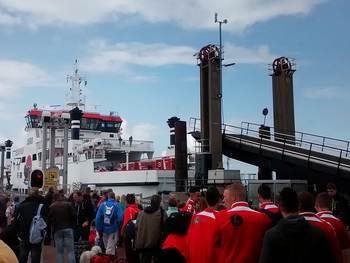Toeristen wachten voor de veerboot naar Ameland