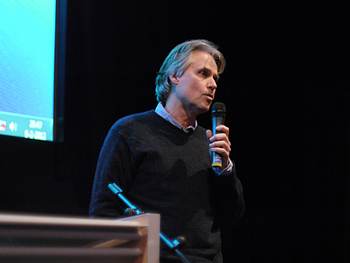 Filmmaker Manfred van Eijk spreekt de zaal toe