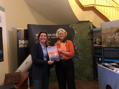 Katja Philippart handed the first copy to Minister Christianne van der Wal.