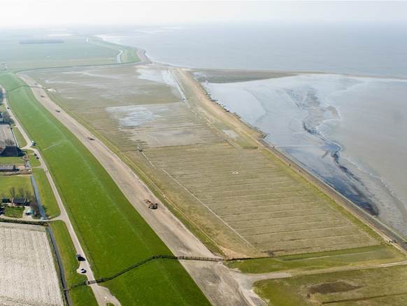 Luchtfoto van dijk en wad nabij Ternaard. Foto: Beeldbank RWS-Joop van Houdt