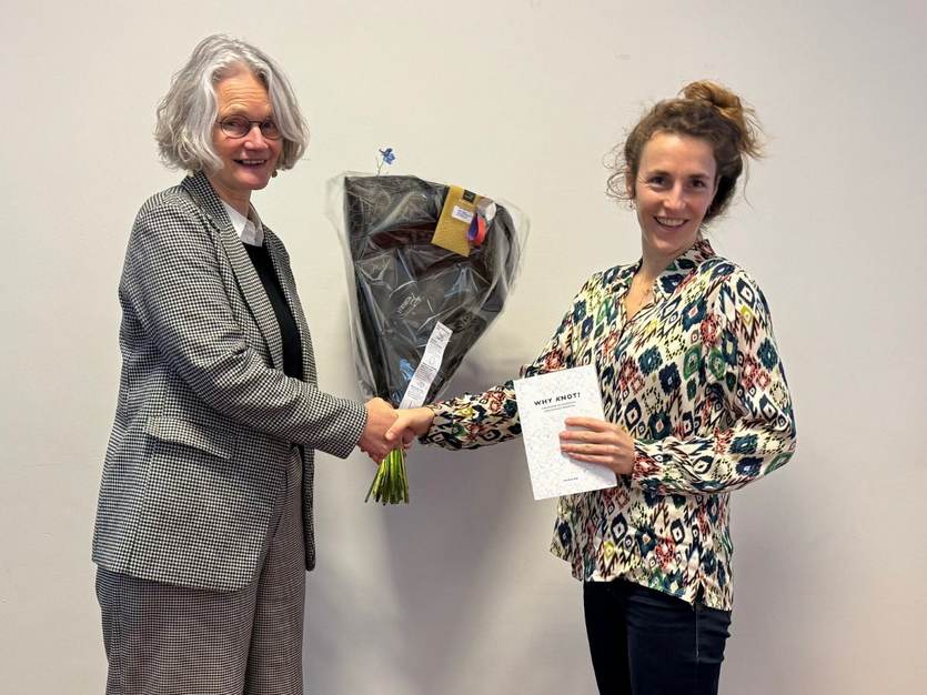 Eva Kok ontvangt bloemen van Katja Philippart, directeur Waddenacademie