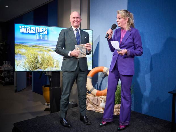 Commissaris van de Koning voor Fryslân, Arno Brok presenteerde Wadden in vogelvlucht aan de deelnemers van het Waddendiner in Den Haag.