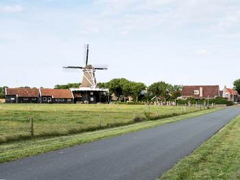 Straatbeeld in Hollum Amleand. Foto: JoachimKohlerBremen, CC BY-SA 4.0 <https://creativecommons.org/licenses/by-sa/4.0>, via Wikimedia Commons