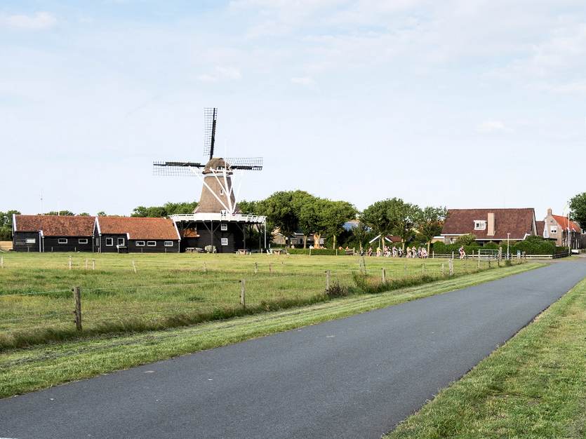 Straatbeeld in Hollum Amleand. Foto: JoachimKohlerBremen, CC BY-SA 4.0 <https://creativecommons.org/licenses/by-sa/4.0>, via Wikimedia Commons
