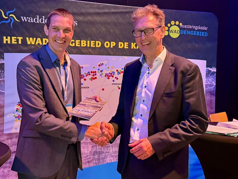 projectleider Sander Holthuijsen reikte het boekje uit aan secretaris-directeur van het Waddenfonds Geert Boesjes