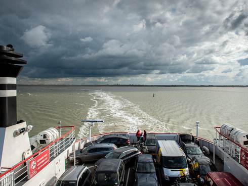 Donkere wolken boven de veerboot naar Ameland. Foto: Reyer Boxem_NB