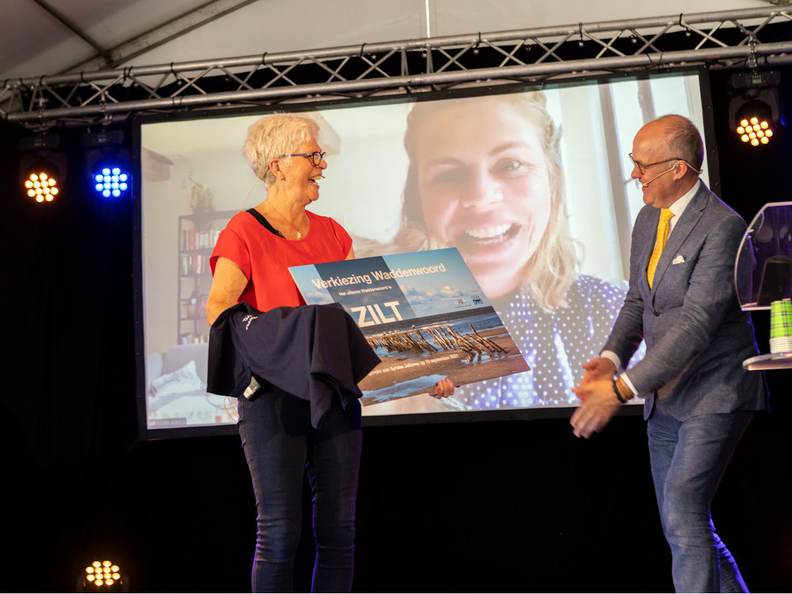 Sytske Jellema ontvangt de prijs uit handen van juryvoorzitter Arno Brok. Foto: Lucas Kemper