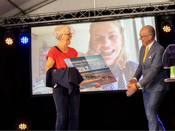 Arno Brok, voorzitter van de jury overhandigt de prijs aan Sytske Jellema. Foto: Lucas Kemper
