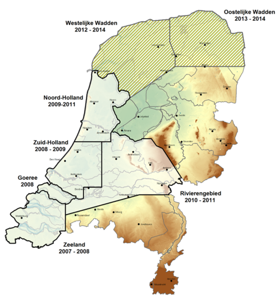 Figuur 2 – GeoTOP wordt in de jaren 2012 – 2014 ontwikkeld in twee deelgebieden in de Waddenregio: Westelijke Wadden (gereed) en Oostelijke Wadden (in ontwikkeling). De achtergrondkaart geeft de maaiveld- en waterbodemhoogte weer.