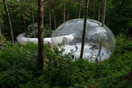 Oerol performance in het bubble, hidden in the forest