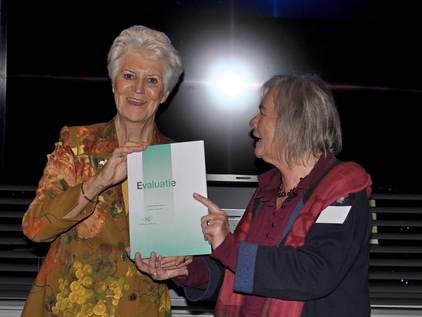 Aanbieding van het evaluatierapport door Sybilla Dekker aan Greetje van den Bergh. Foto: Cora de Leeuw