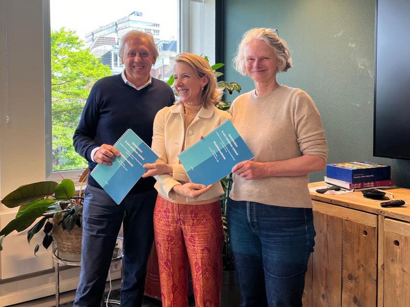 Commissievoorzitter Stientje van Veldhoven bood op 11 juni het evaluatierapport aan aan Ed Nijpels, voorzitter van de Raad van Toezicht van de Waddenacademie, en Katja Philippart, directeur van de Waddenacademie.