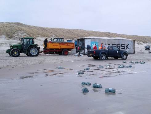 Aangespoelde container op het strand van Vlieland op 2 januari 2019. Foto: Frank Kruk