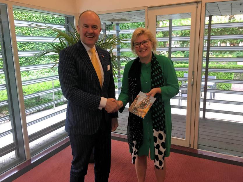 Erica Slump, Hoofdingenieur-directeur Rijkswaterstaat, heeft het boekje namens alle gezamenlijk beheerders in de Waddenzee, uitgereikt aan de voorzitter van het Regiecollege Waddengebied, de Commissaris van de Koning, Arno Brok