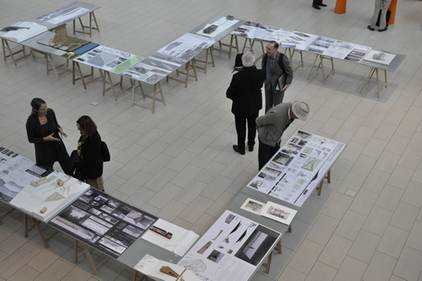 Ontvangst op de Hanzehogeschool in Groningen. deelnemers bekijken de studentenmaquettes