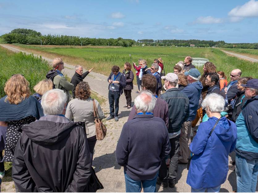 Deelnemers aan het ISISA Congres bezoeken installatiet NAP van Marc van Vliet. Foto: Gerard Roos