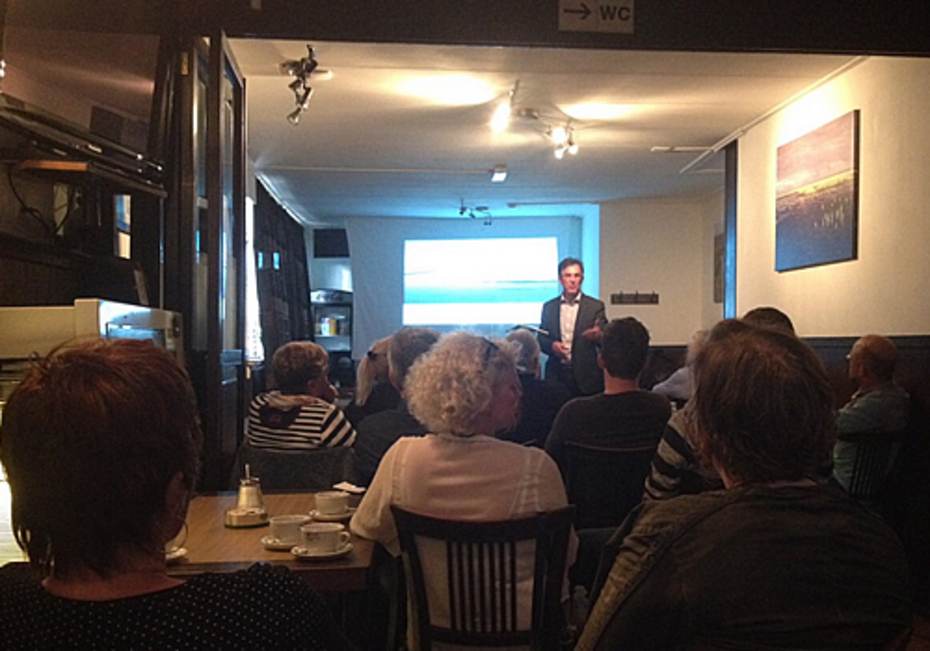 Opening van het Wadden café door Bert Looper