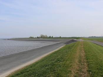 In 2019 is de dijk bij de Eems-Dollard verhoogd. Bij extreme zeespiegelstijging wordt het steeds moeilijker om de dijken hoger te maken. Foto: TS