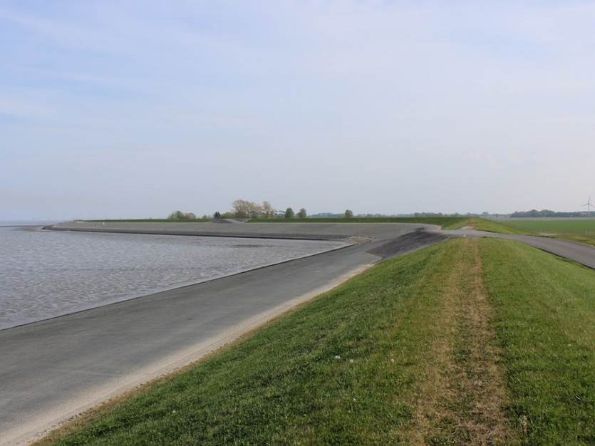 In 2019 is de dijk bij de Eems-Dollard verhoogd. Bij extreme zeespiegelstijging wordt het steeds moeilijker om de dijken hoger te maken. Foto: TS