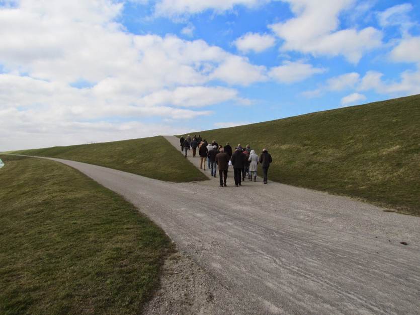 Wandelaars op de zeedijk. foto: Waddenacademie.