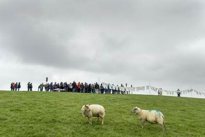 Afsluiting van de tweedaagse reis op de dijk bij Noorderleech.Foto Henk Postma. 