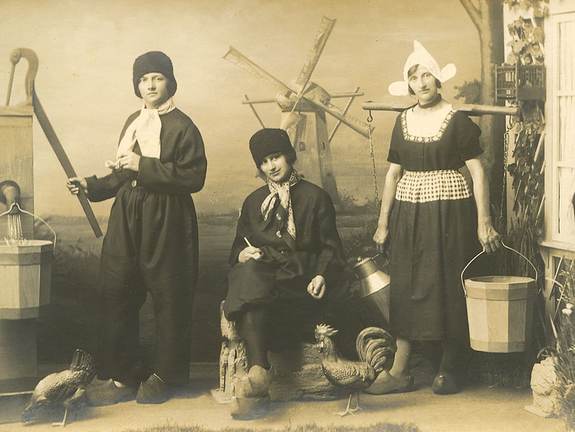 Hollandgangers, jonge vrouwen uit Lingen (DLD) als dienstmeisje werkzaam in NL op de foto in Hollandse klederdracht, omstreeks 1925