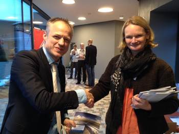 Katja Philippart, one of the authors presents the publication to Co Verdaas, Chair of the Wadden Sea Board.