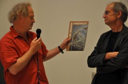 Theunis Piersma bedankt Fotograaf Peter Elenbaas voor de overhandiging van het boek "Wadden onbewolkt"