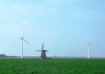 Bij de lezing van Jos Bazelmans op de Tijwisselaar conferentie had het publiek in Marrum uitzicht op de oude molen, geflankeerd door de windturbines. Foto: Aerden Plaats