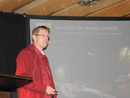 Kamiel Spoelstra, onderzoeker NIOO presenteerde de resultaten van het meerjarige onderzoek Licht op Natuur. Wat zijn de effecten van kunstlicht op onze natuur?