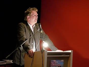 Abe de Vries bracht een gedeelte uit zijn programma Reizgjende kust/Travelling Coast